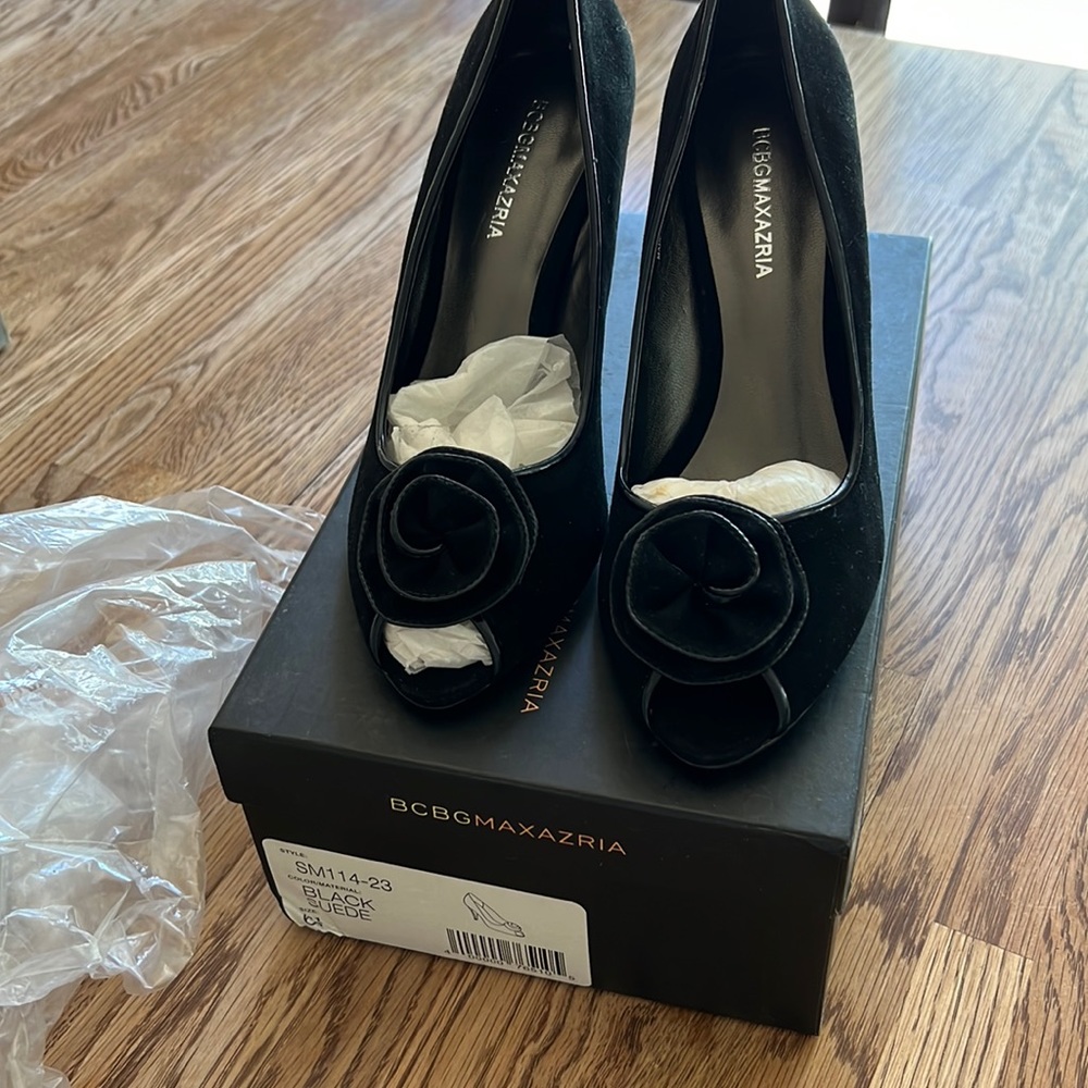 BCBGMAXAZRIA black suede leather open toe with Flower Design pumps 6.5 New w/box